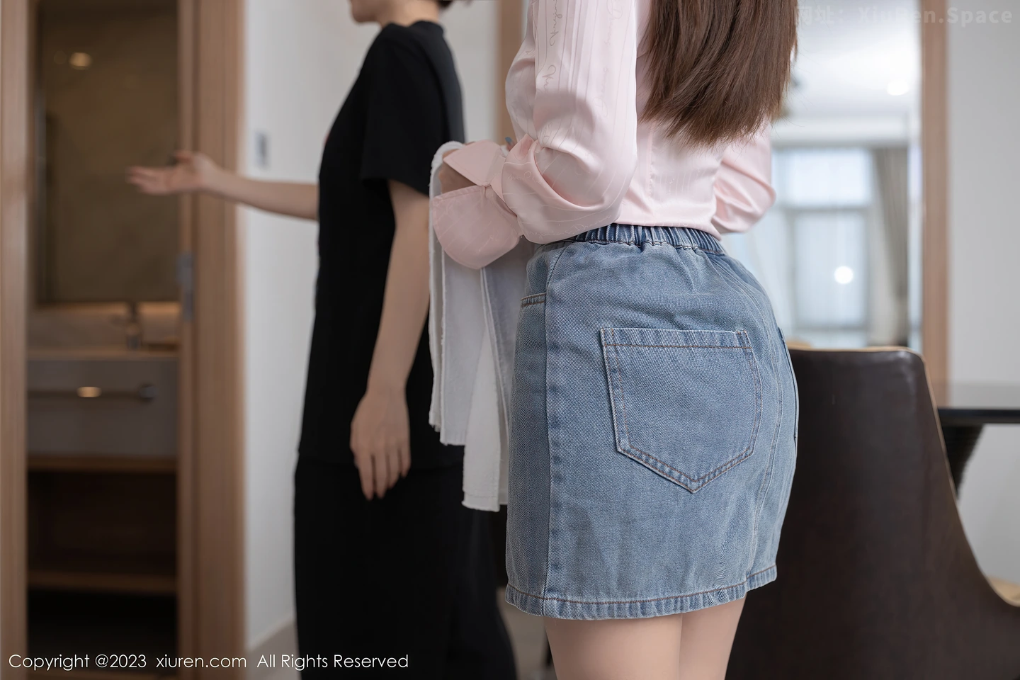 图片[5]-[XiuRen秀人网]2023.05.31 NO.6832 杏子Yada 粉色OL制服与灰色蕾丝内衣加肉丝美腿性感私房写真集-秀人网官方网站